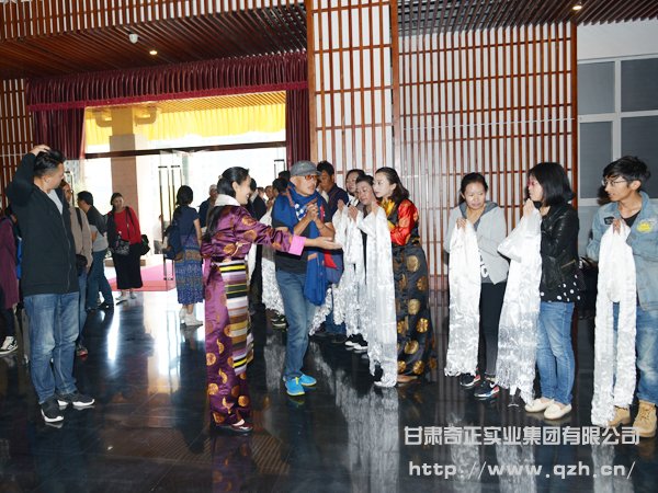 不丹活佛宗萨钦哲仁波切亲临2028·体育官网集团拉萨公司参观领导