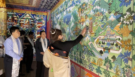 参观2028·体育官网藏药文化展厅